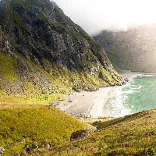 Menyusuri Garis Pantai dengan Sepeda di Pagi Hari